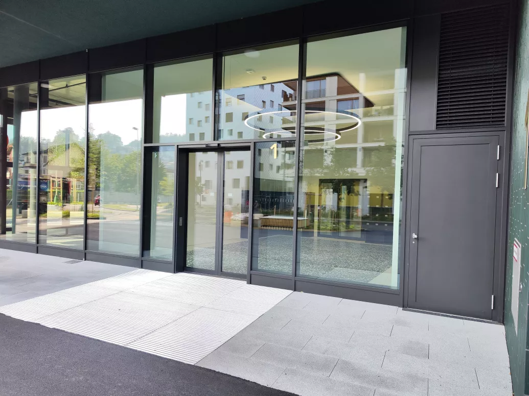 Verglasung mit Eingang