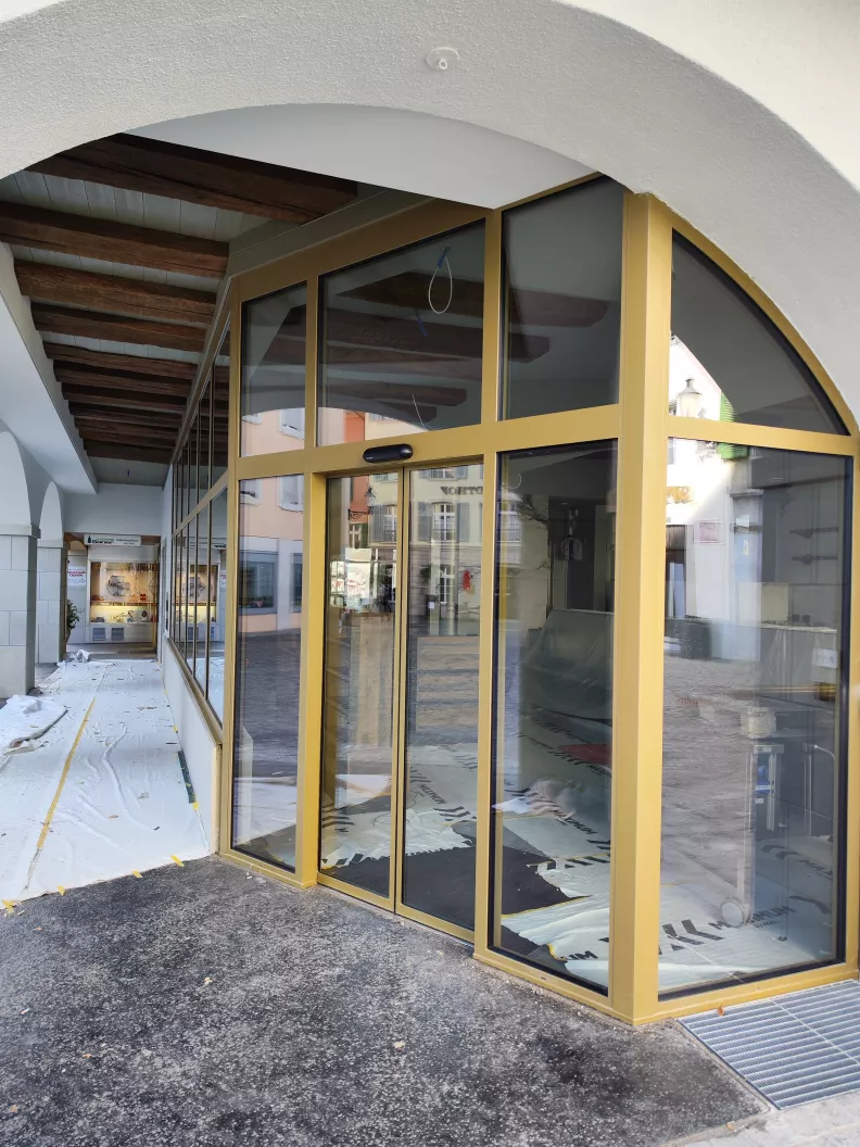 Verglasung mit Eingang