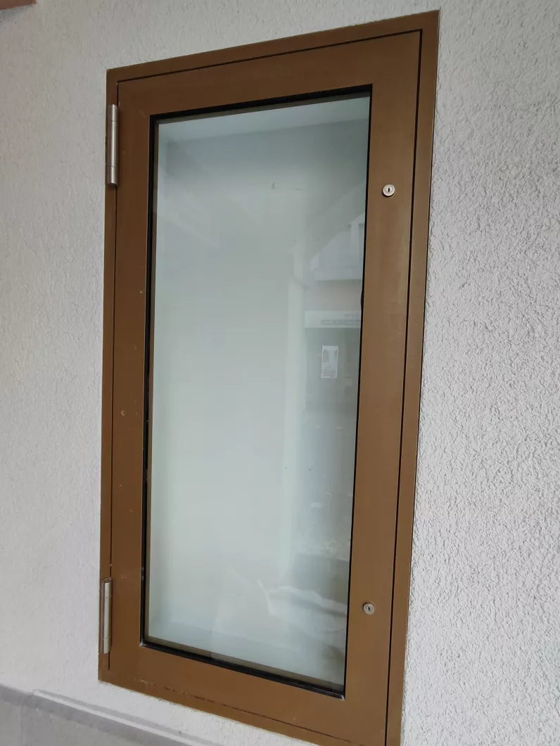 Metallschrank mit Fenster